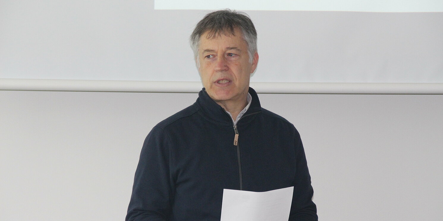 Ein Mann hält eine Rede.