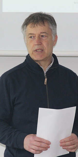 Prof. Dr. Karsten Weber ist einer der Sprecher der Gemeinsamen Ethikkommission der Hochschulen Bayerns (GEHBa). Foto: OTH Regensburg/Simone Grebler Ein Mann hält eine Rede.